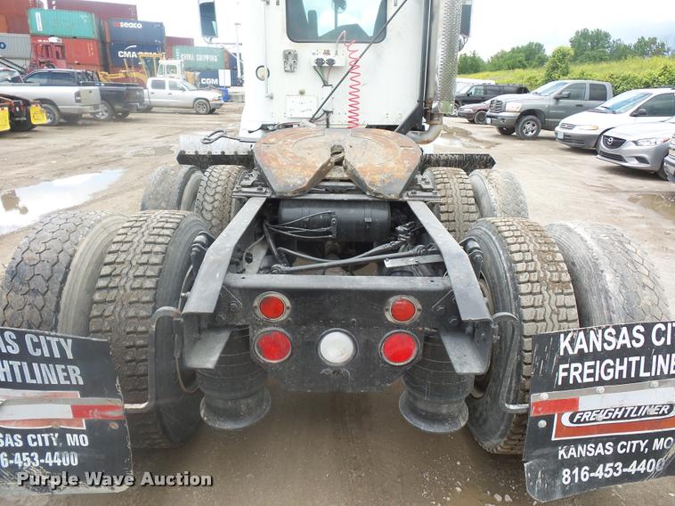 image for item BS9476 2000 Freightliner FLD112 semi truck