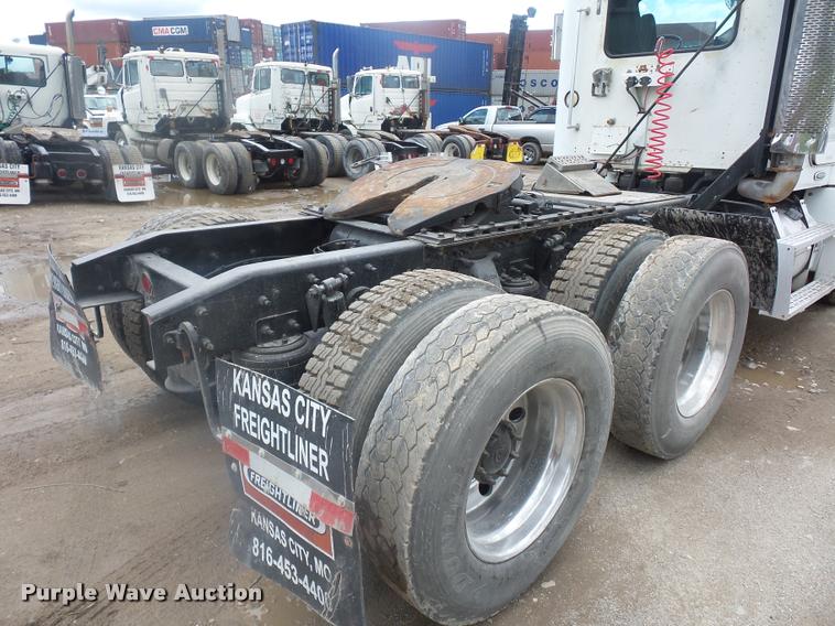 image for item BS9476 2000 Freightliner FLD112 semi truck