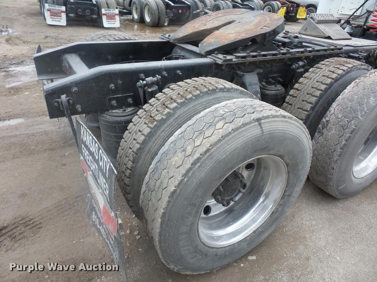 image for item BS9476 2000 Freightliner FLD112 semi truck