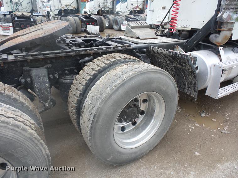 image for item BS9476 2000 Freightliner FLD112 semi truck