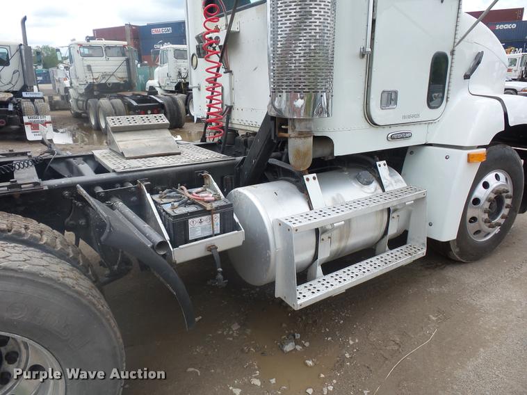 image for item BS9476 2000 Freightliner FLD112 semi truck