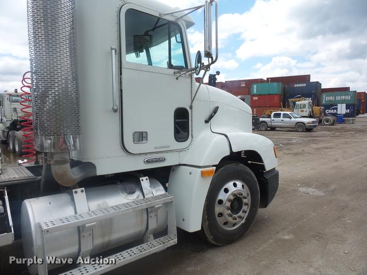 image for item BS9476 2000 Freightliner FLD112 semi truck