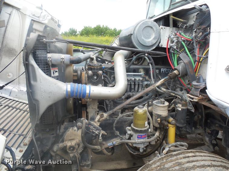 image for item BS9476 2000 Freightliner FLD112 semi truck