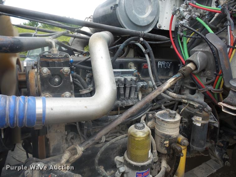 image for item BS9476 2000 Freightliner FLD112 semi truck