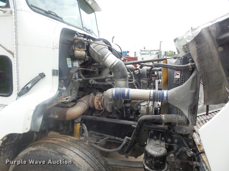 image for item BS9476 2000 Freightliner FLD112 semi truck