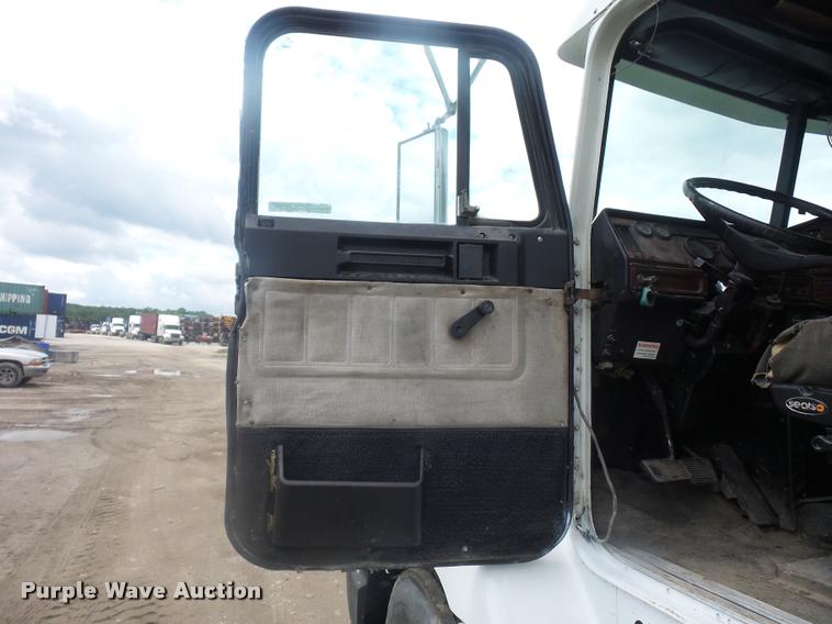 image for item BS9476 2000 Freightliner FLD112 semi truck