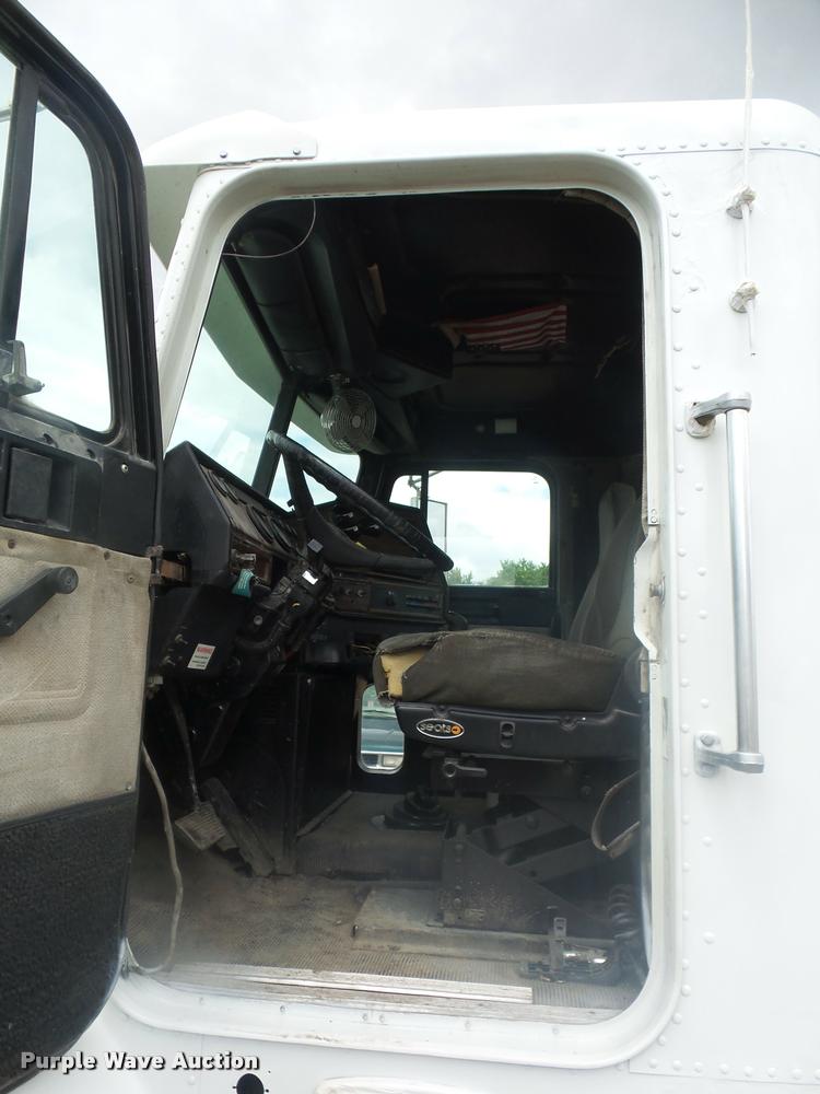 image for item BS9476 2000 Freightliner FLD112 semi truck