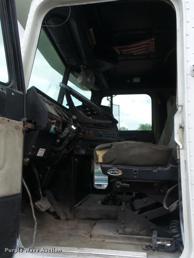 image for item BS9476 2000 Freightliner FLD112 semi truck