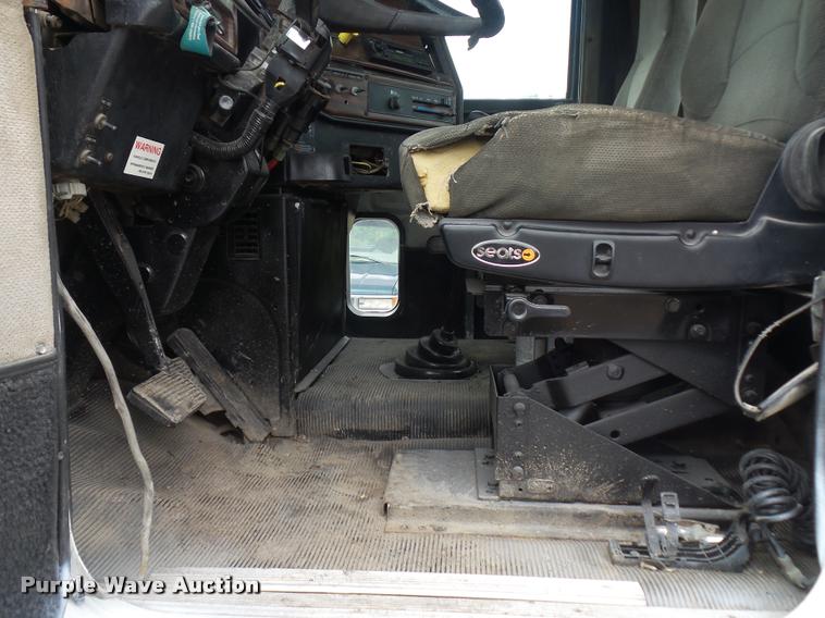 image for item BS9476 2000 Freightliner FLD112 semi truck