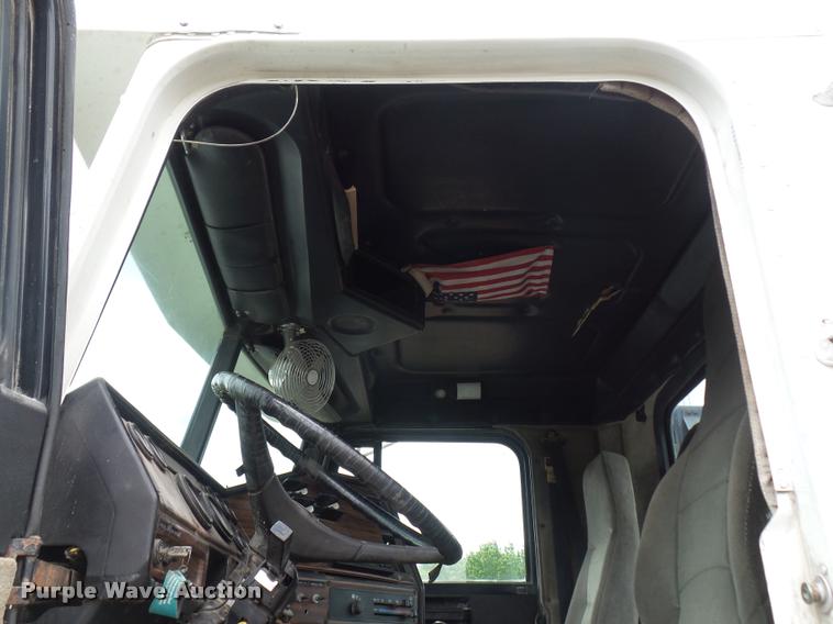 image for item BS9476 2000 Freightliner FLD112 semi truck