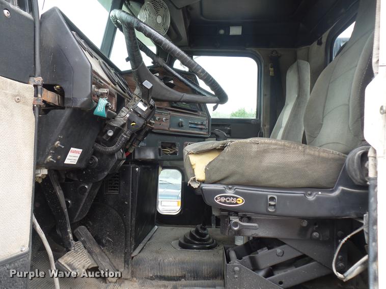 image for item BS9476 2000 Freightliner FLD112 semi truck