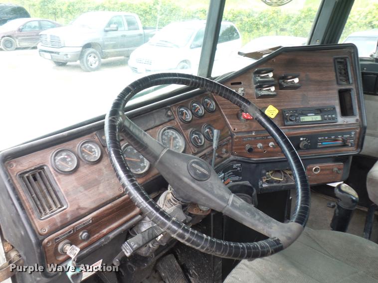 image for item BS9476 2000 Freightliner FLD112 semi truck