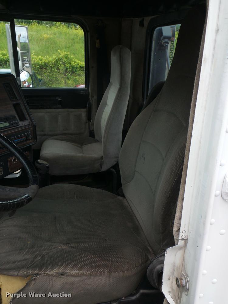 image for item BS9476 2000 Freightliner FLD112 semi truck