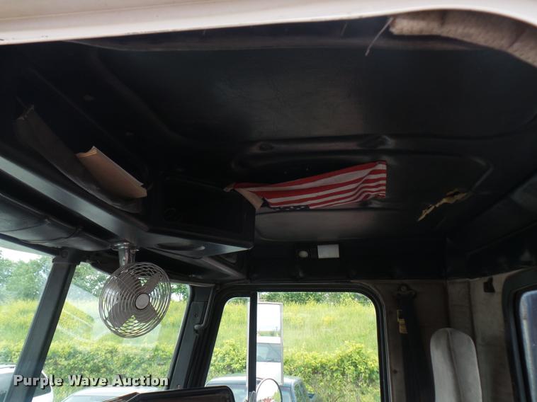 image for item BS9476 2000 Freightliner FLD112 semi truck