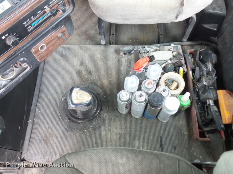 image for item BS9476 2000 Freightliner FLD112 semi truck