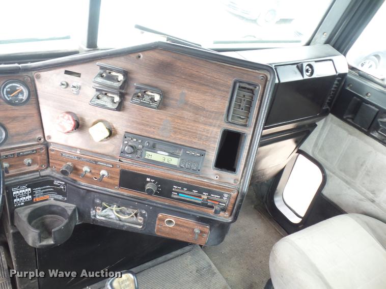 image for item BS9476 2000 Freightliner FLD112 semi truck