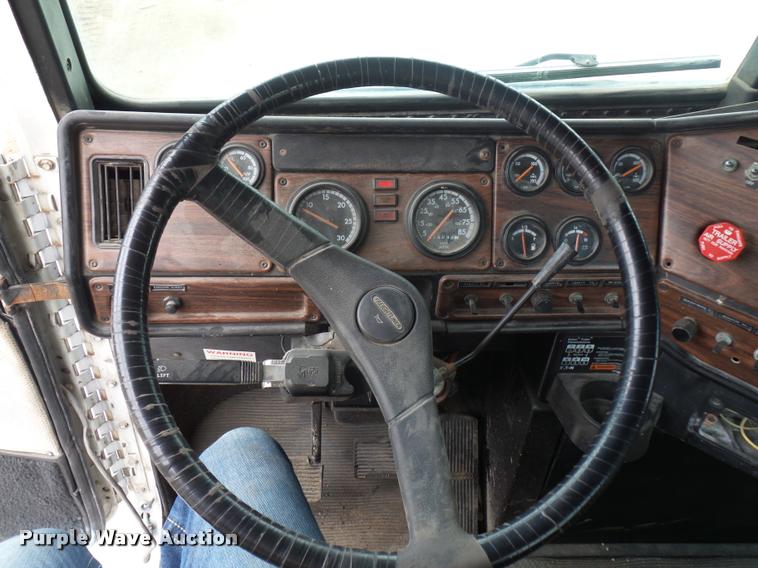 image for item BS9476 2000 Freightliner FLD112 semi truck