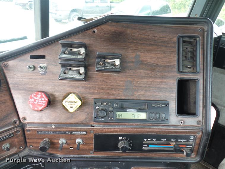 image for item BS9476 2000 Freightliner FLD112 semi truck