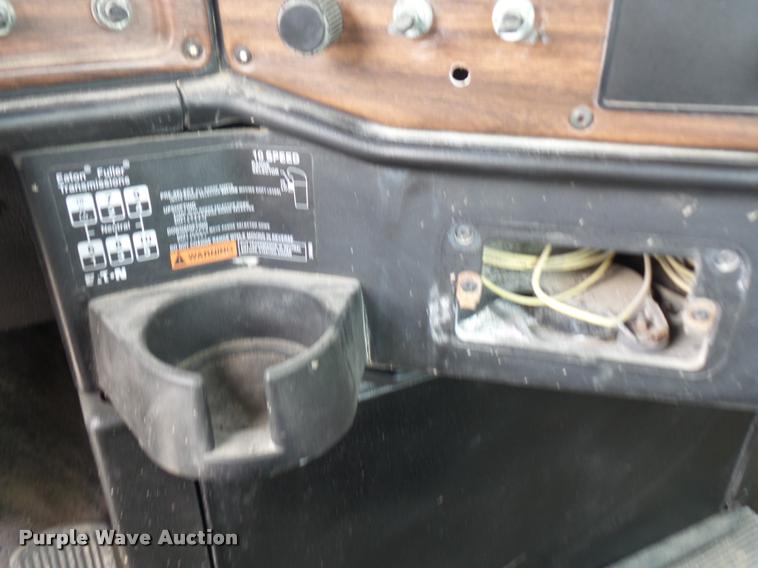 image for item BS9476 2000 Freightliner FLD112 semi truck