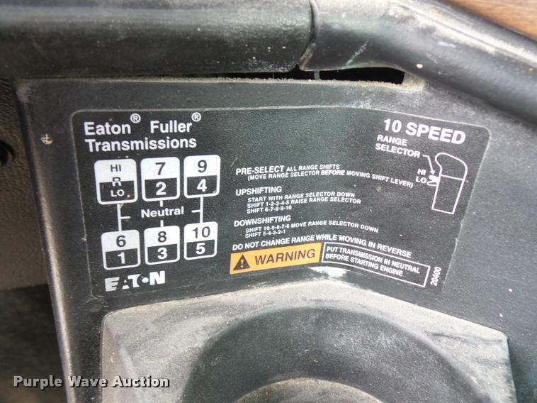 image for item BS9476 2000 Freightliner FLD112 semi truck