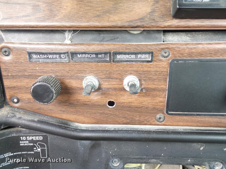 image for item BS9476 2000 Freightliner FLD112 semi truck