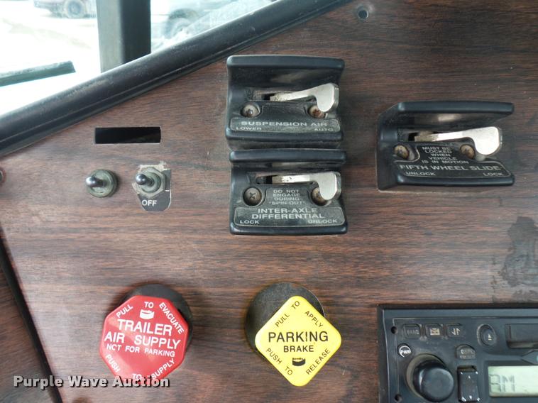 image for item BS9476 2000 Freightliner FLD112 semi truck