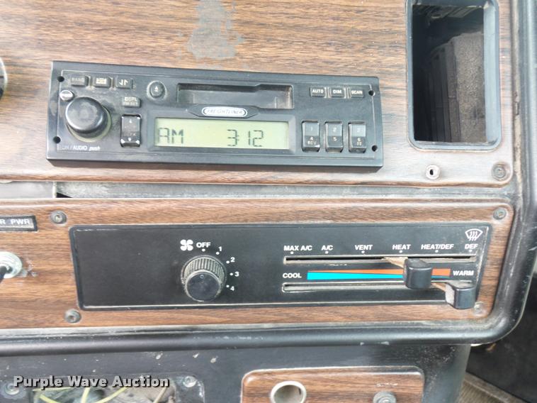 image for item BS9476 2000 Freightliner FLD112 semi truck