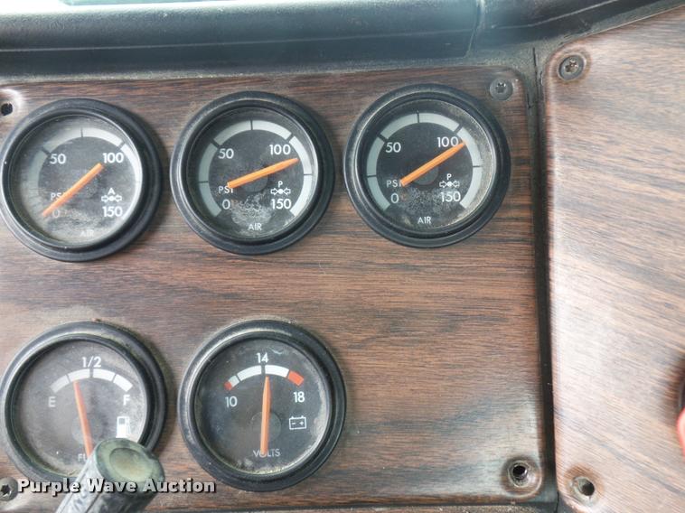 image for item BS9476 2000 Freightliner FLD112 semi truck