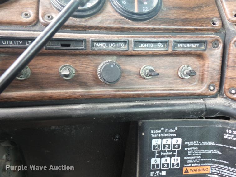 image for item BS9476 2000 Freightliner FLD112 semi truck