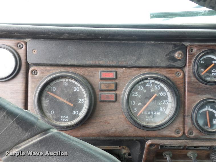 image for item BS9476 2000 Freightliner FLD112 semi truck