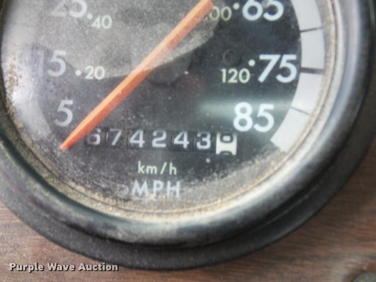 image for item BS9476 2000 Freightliner FLD112 semi truck