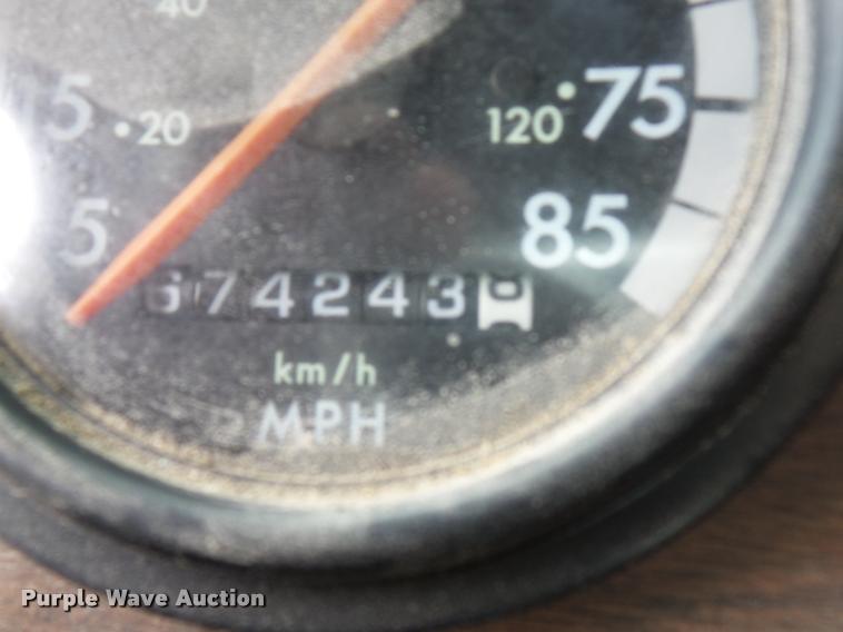 image for item BS9476 2000 Freightliner FLD112 semi truck