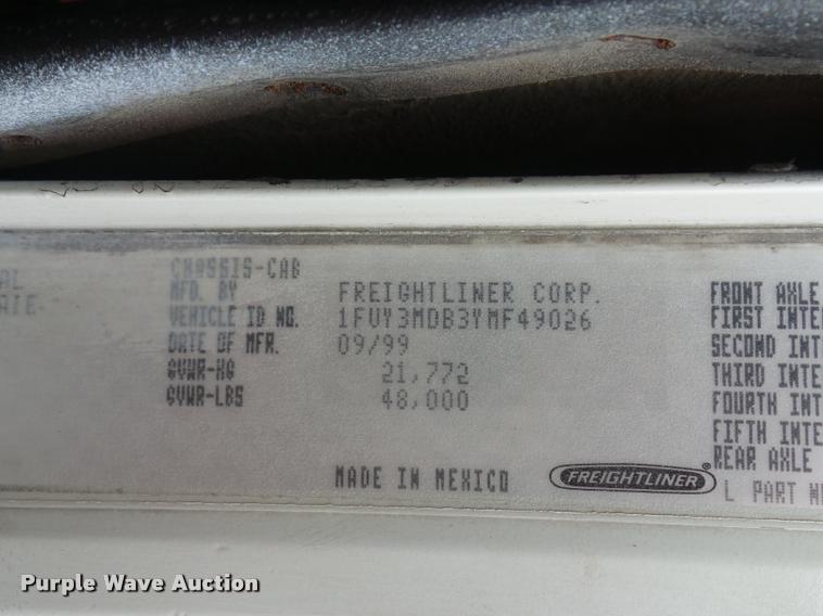 image for item BS9476 2000 Freightliner FLD112 semi truck