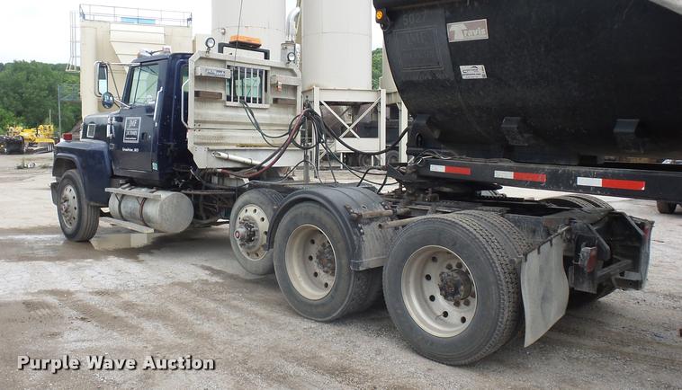 image for item BS9478 1992 Ford LTL9000 semi truck