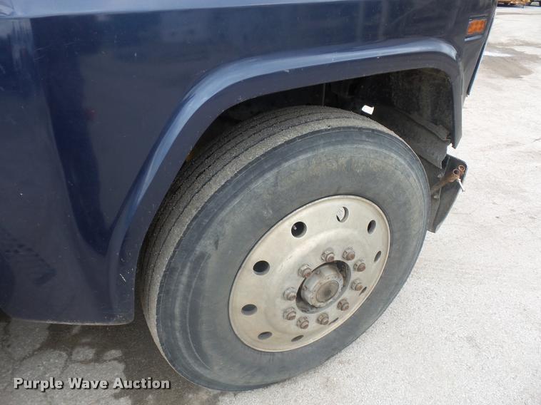 image for item BS9478 1992 Ford LTL9000 semi truck