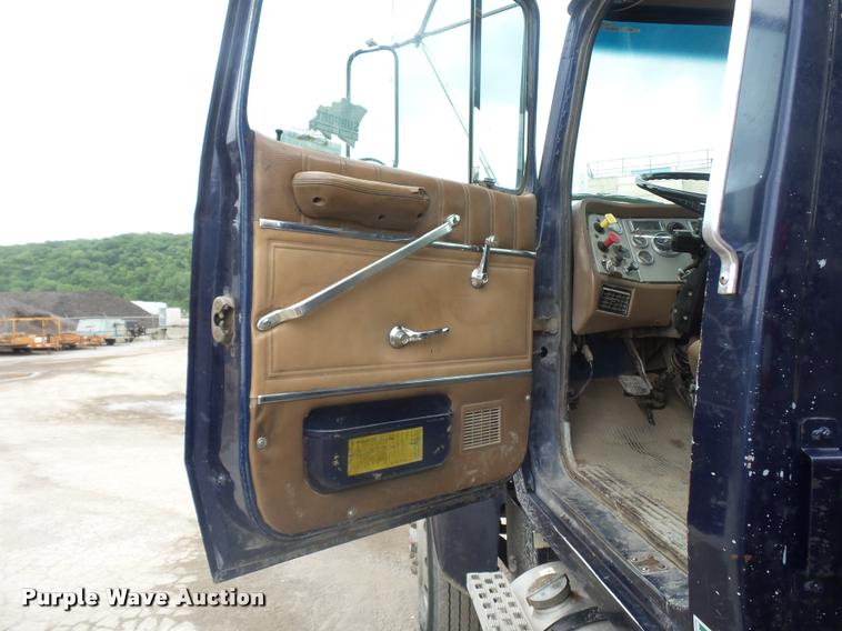 image for item BS9478 1992 Ford LTL9000 semi truck