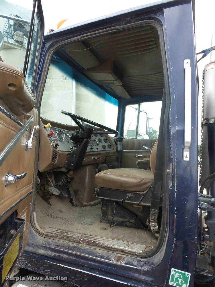 image for item BS9478 1992 Ford LTL9000 semi truck