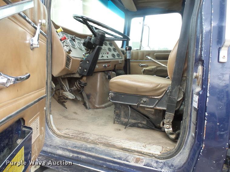 image for item BS9478 1992 Ford LTL9000 semi truck