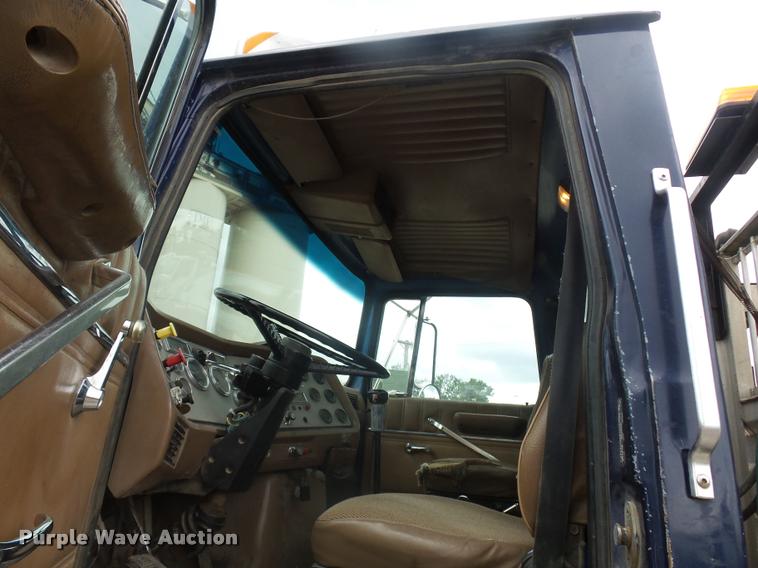 image for item BS9478 1992 Ford LTL9000 semi truck