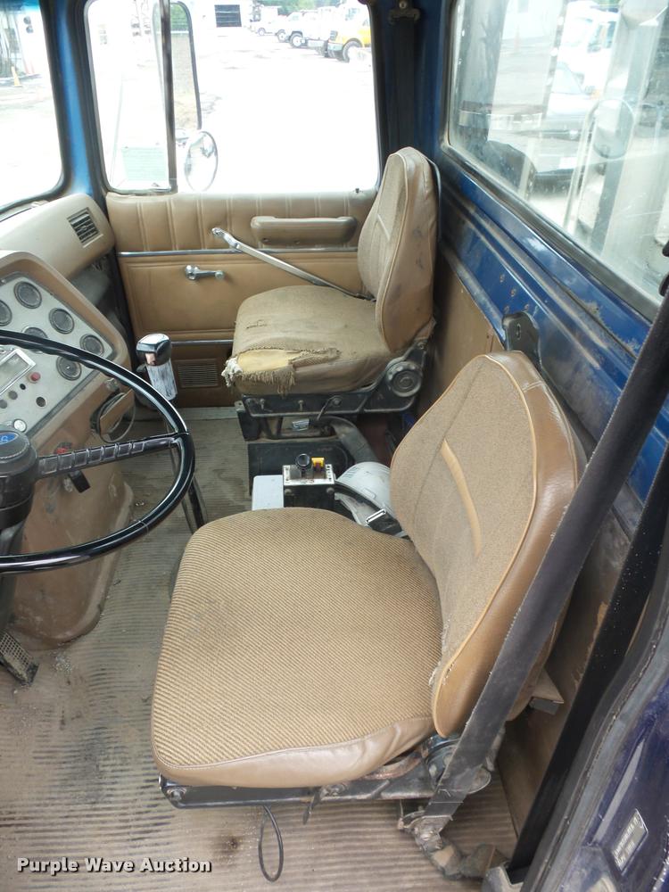 image for item BS9478 1992 Ford LTL9000 semi truck