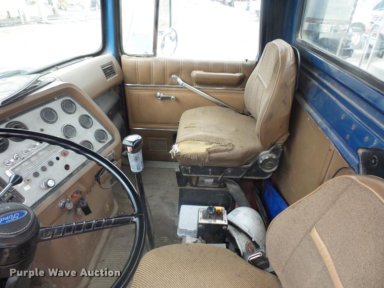 image for item BS9478 1992 Ford LTL9000 semi truck