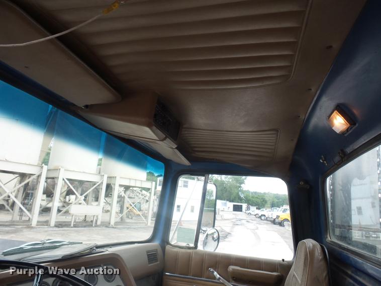 image for item BS9478 1992 Ford LTL9000 semi truck