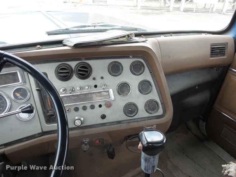 image for item BS9478 1992 Ford LTL9000 semi truck