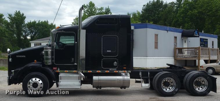 image for item BS9486 2005 Kenworth T800 semi truck