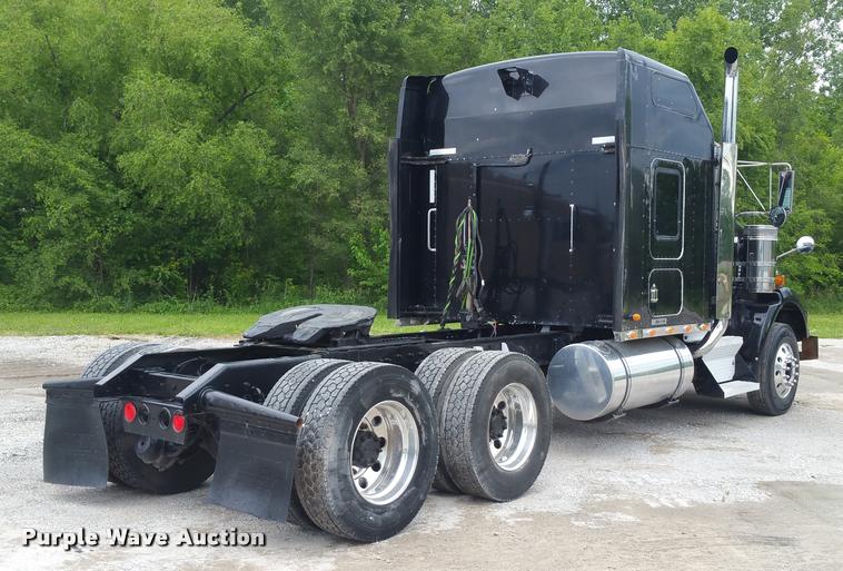 image for item BS9486 2005 Kenworth T800 semi truck
