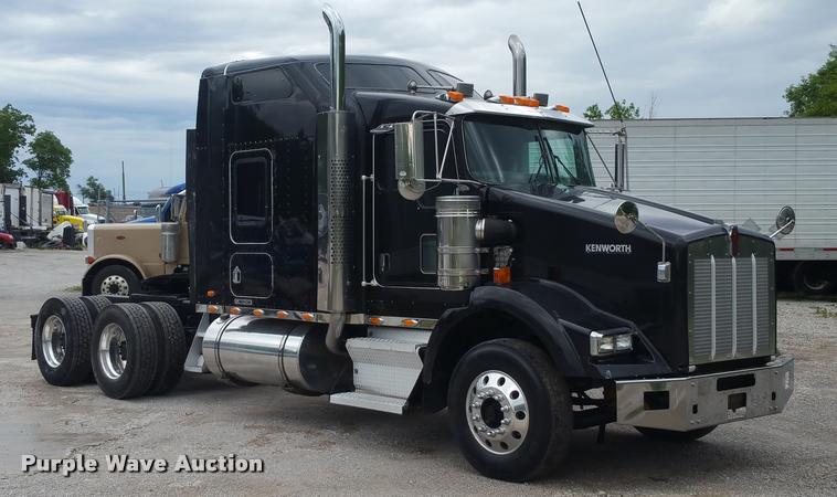 image for item BS9486 2005 Kenworth T800 semi truck