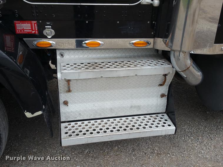 image for item BS9486 2005 Kenworth T800 semi truck