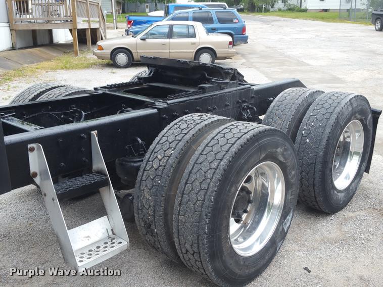 image for item BS9486 2005 Kenworth T800 semi truck