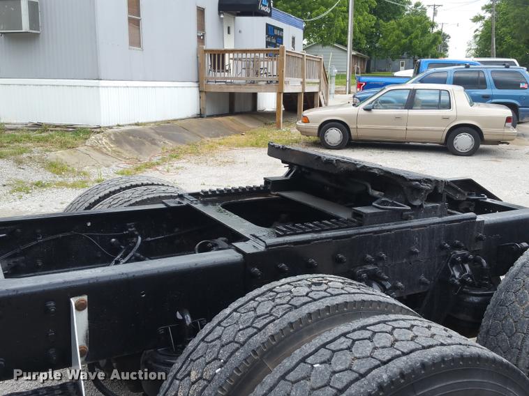 image for item BS9486 2005 Kenworth T800 semi truck