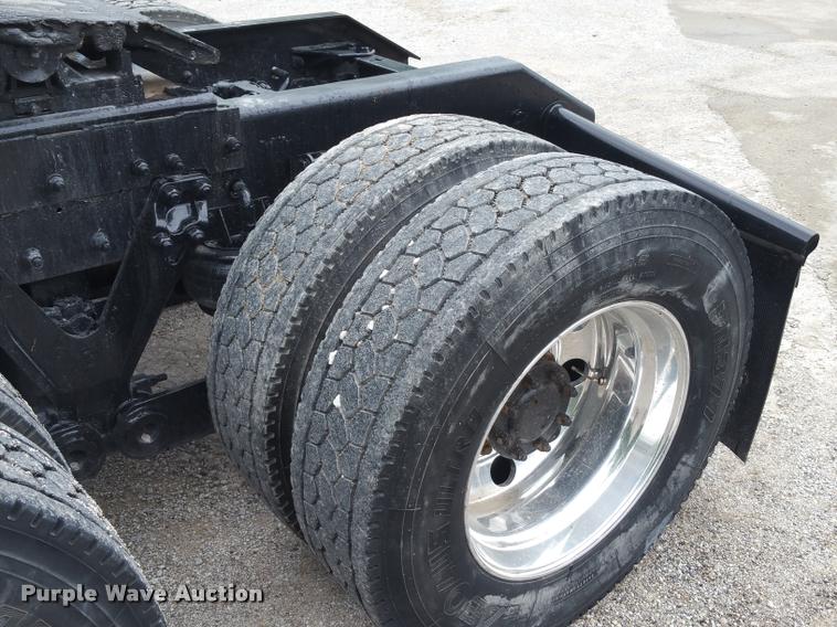 image for item BS9486 2005 Kenworth T800 semi truck